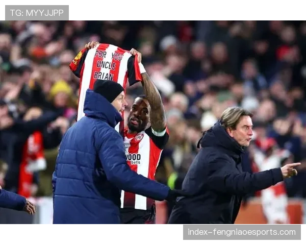 特写镜头：伊万·托尼在打入直接任意球后，向场边教练组致意